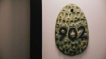 Una targa appesa al muro con il numero 902.