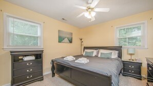 4 bedrooms, bed sheets - Reilly Road Refuge Unit A (Fayetteville)