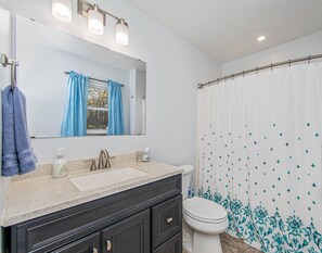 Shower, towels - Reilly Road Refuge Unit A (Fayetteville)