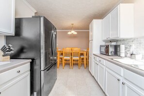 Microwave, dishwasher, coffee/tea maker, cookware/dishes/utensils - The Kernstown Retreat (Raeford)