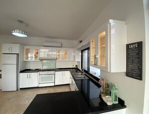 Fridge, microwave, oven, stovetop - Entire Villa - Dead Sea Jordan (Ar-Rawda)