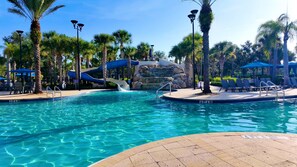 Una piscina al aire libre, una piscina climatizada