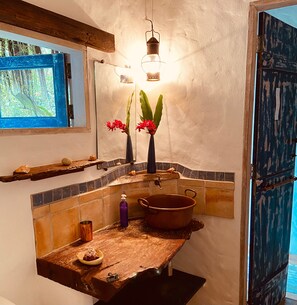 Deluxe Suite, 1 Queen Bed, Allergy Friendly, Garden View | Bathroom | Shower, hair dryer, towels, soap - Casa Aiti (Cairu)