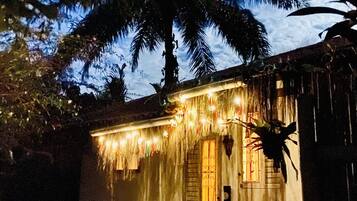 Suíte luxo, 1 cama Queen, hipoalérgico, vista para o jardim | Roupas de cama antialérgicas, frigobar, individualmente decorados