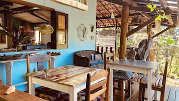 Vila luxo, 4 quartos, vista parcial para o mar, no jardim | Terraço/pátio