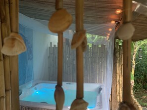 Bañera de hidromasaje al aire libre