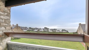 A balcony with a view of a coastal village. - 300m from the beach, 2 adults - 2 children (Saint-Gildas-de-Rhuys)