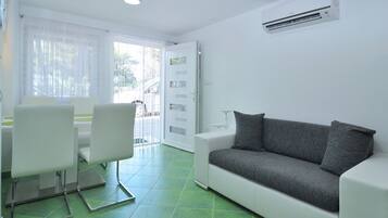 Apartment, Multiple Beds | Living room | 30-inch TV with cable channels