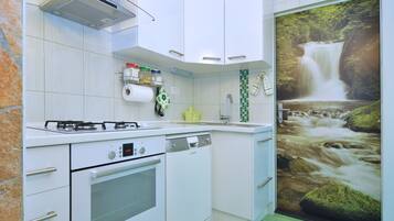 Apartment, Multiple Beds | Private kitchen | Fridge, microwave, oven, stovetop