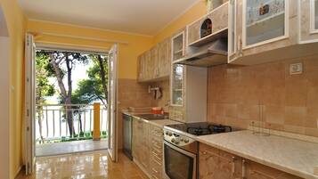 Apartment, Multiple Beds | Private kitchen | Fridge, microwave, oven, stovetop