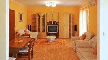 Apartment, Multiple Beds | Living room | 30-inch TV with cable channels