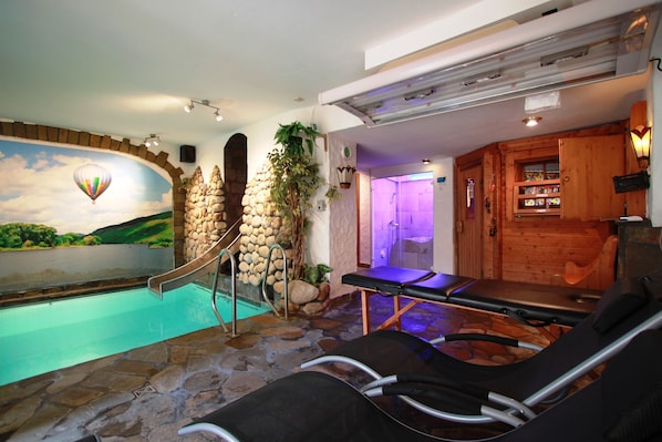 Innendørsbasseng og et oppvarmet basseng