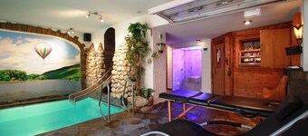 Relax alone: 30°C indoor pool, sauna, steam bath included in the price. Terrace facing the Moselle