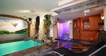 Relax alone: 30°C indoor pool, sauna, steam bath included in the price. Terrace facing the Moselle