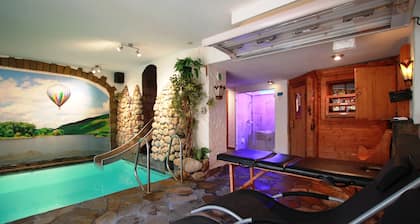 Relax alone in the indoor pool, sauna, steam bath. Terrace to the Moselle