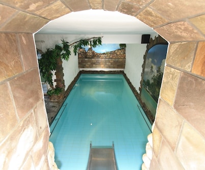Relax alone: 30°C indoor pool, sauna, steam bath included in the price. Terrace facing the Moselle