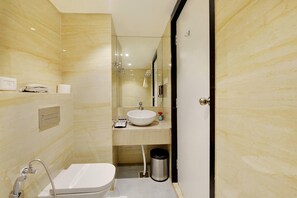 Shower, towels - Mastiff Select Gulbarga Hotel (Gulbarga)