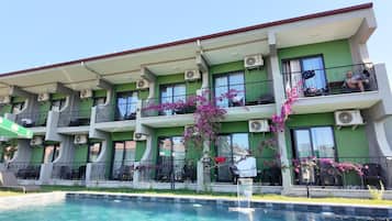 Artículos del minibar gratis y escritorio