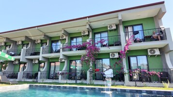 Artículos del minibar gratis y escritorio