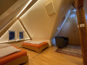 1 dormitori, caixa forta a l'habitació i un bressol de viatge 