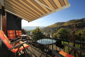 Outdoor dining - Indoor swimming pool, sauna, steam bath daily 2h for single use, directly on the Moselle bank Balcony (Zell an der Mosel)