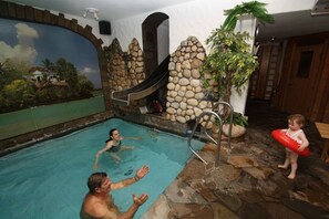 Una piscina techada, una piscina climatizada