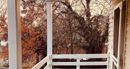 Scarborough Fair walk to downtown two story apt