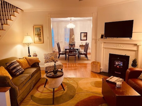 Smart TV, fireplace. Scarborough Fair walk to downtown two story apt