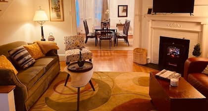 Scarborough Fair walk to downtown two story apt