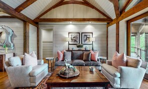 Smart-TV, Kamin, Bücher