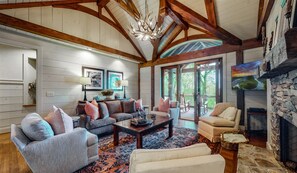 Smart-TV, Kamin, Bücher