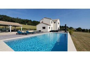 Piscina all'aperto, una piscina riscaldata
