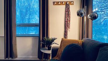 Una Smart TV, una chimenea, una oficina