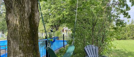 Una piscina al aire libre, una piscina climatizada