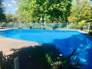 Piscina a l'aire lliure i piscina climatitzada 