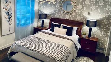 1 camera, una scrivania, ferro/asse da stiro, culla da viaggio