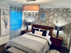 1 dormitori, escriptori i planxa i posts de planxar 