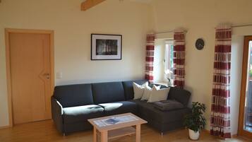 Fernseher, Tischfußball, Tischtennisplatte, Musikbibliothek