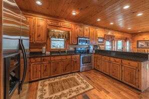 Fridge, microwave, oven, stovetop - A Bear`s Lair - Mountain View - Blue Ridge, GA (Mineral Bluff)