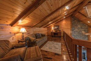 Smart TV, fireplace, DVD player - A Bear`s Lair - Mountain View - Blue Ridge, GA (Mineral Bluff)