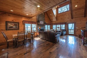 Smart TV, fireplace, DVD player - A Bear`s Lair - Mountain View - Blue Ridge, GA (Mineral Bluff)