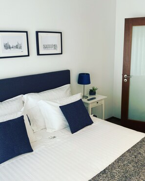 2 chambres, bureau, fer et planche à repasser, lit parapluie