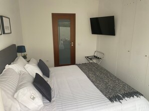 2 bedrooms, desk, iron/ironing board, travel crib