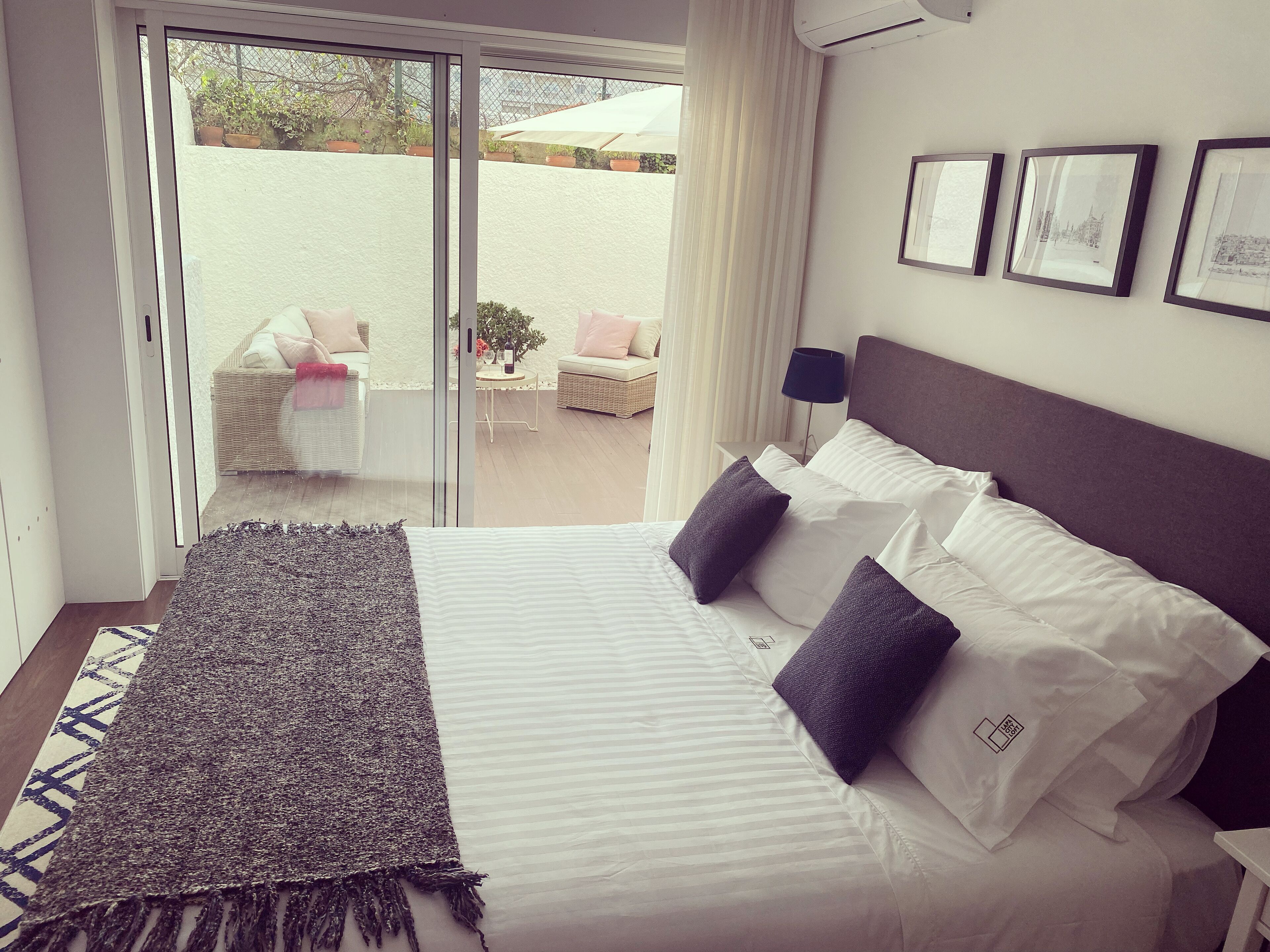 2 soverom, skrivebord, strykejern/-brett og reiseseng for barn