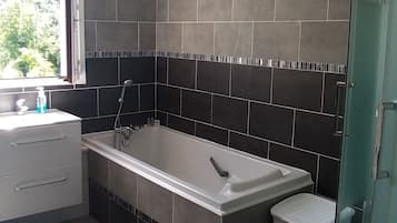 Badewanne, Haartrockner, Handtücher, Seife