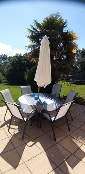 Outdoor dining - Beautiful Villa with heated pool - just 10 minutes from the sea! (Saint-Denis-du-Payré)