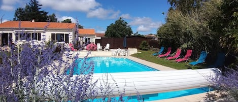 Een buitenzwembad en een verwarmd zwembad