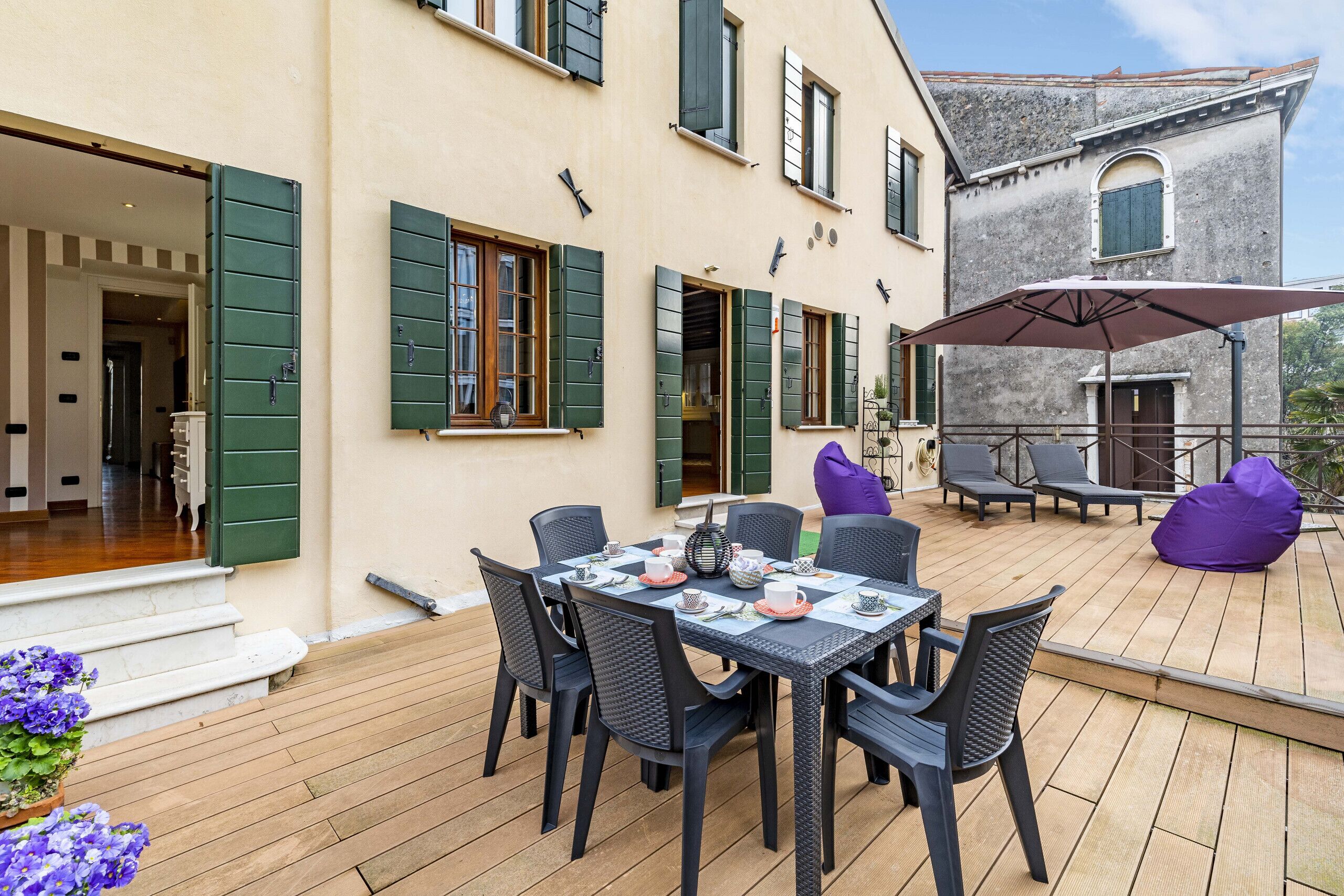 Superb canal view apartment, 2 large terraces and Jacuzzi