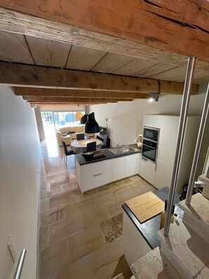 Een koelkast, een microgolfoven, een oven, een kookplaat