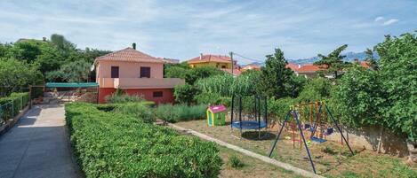 Children’s play area – outdoor